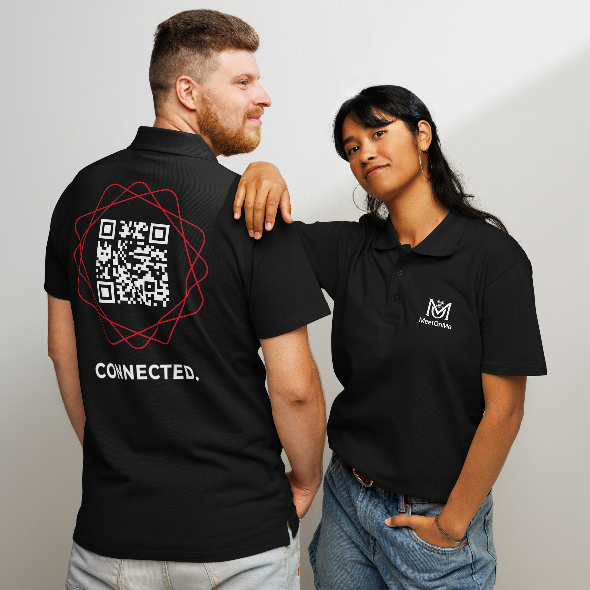Polo QR Code connecté Le Connected – porté par un homme et une femme