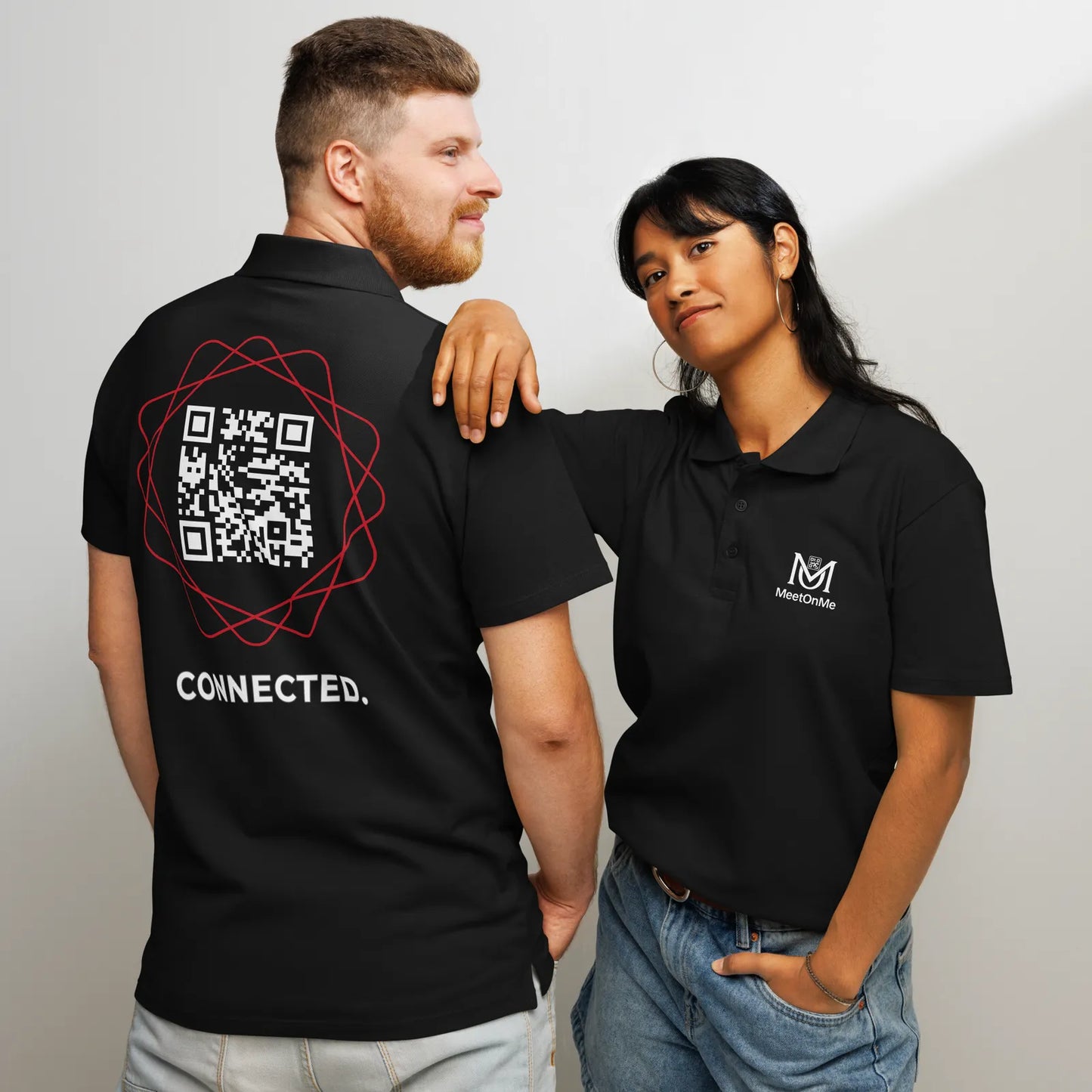 Polo QR Code connecté Le Connected – porté par un homme et une femme