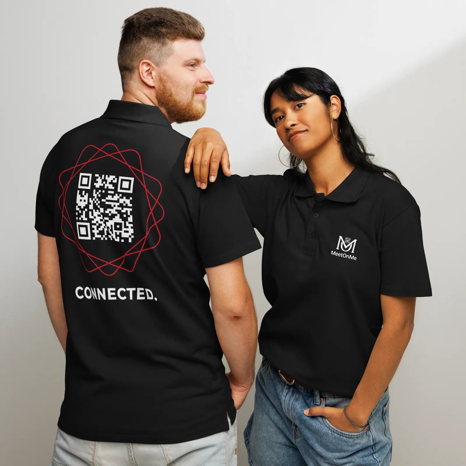 Polo QR Code connecté Le Connected – porté par un homme et une femme