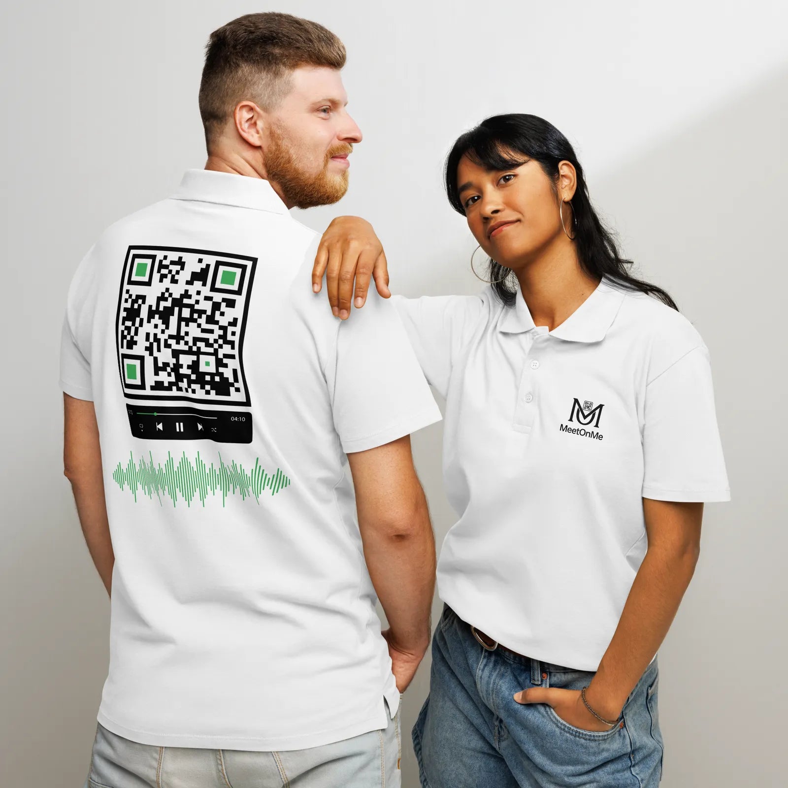 Polo QR Code connecté Le Lecteur – porté par un homme et une femme