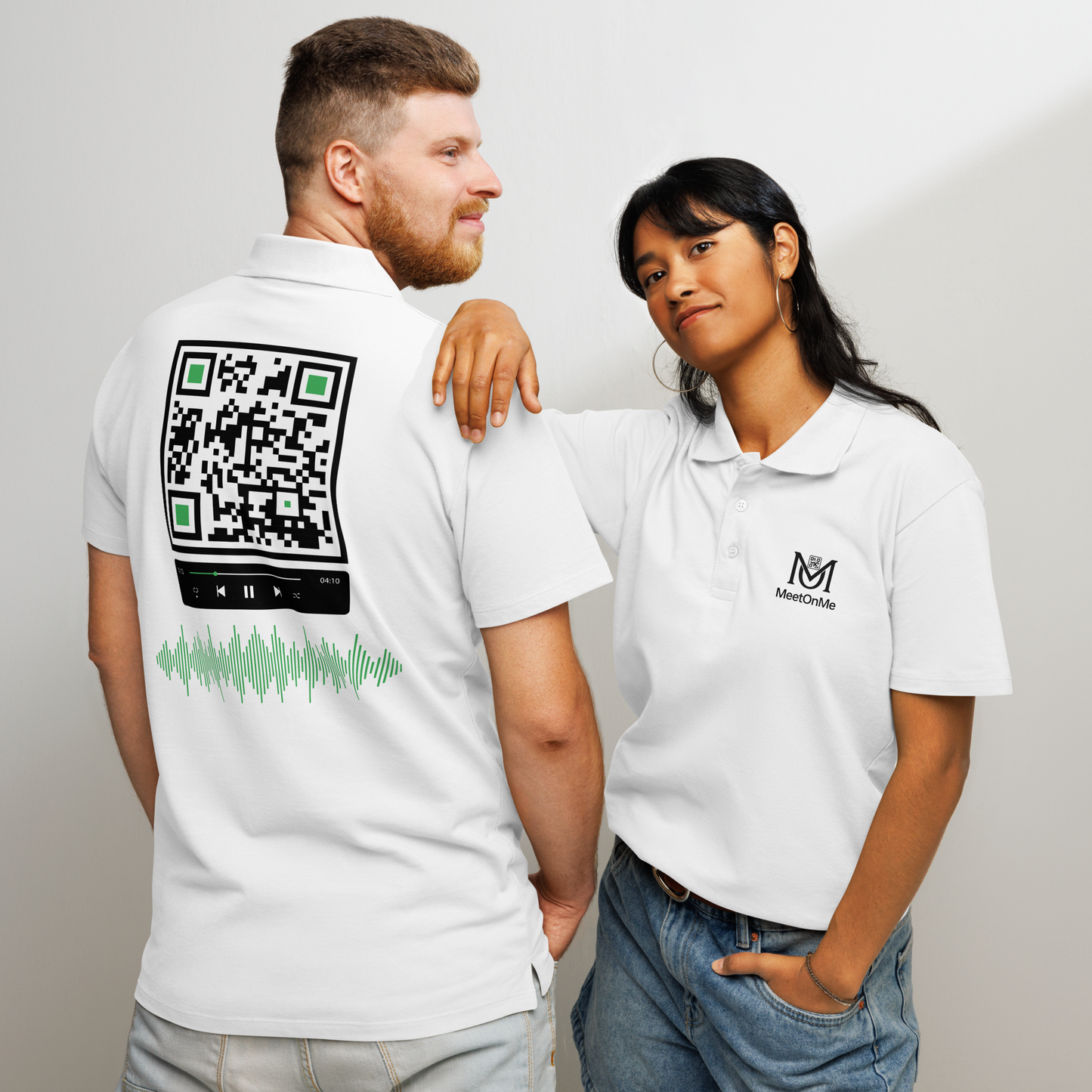Polo QR Code connecté Le Lecteur – porté par un homme et une femme