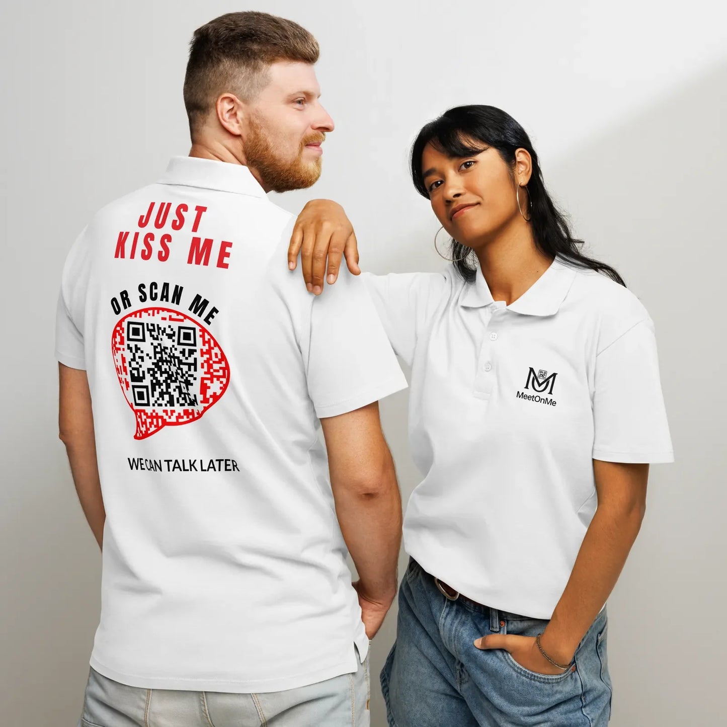 Polo QR Code connecté Le Plan B – porté par un homme et une femme