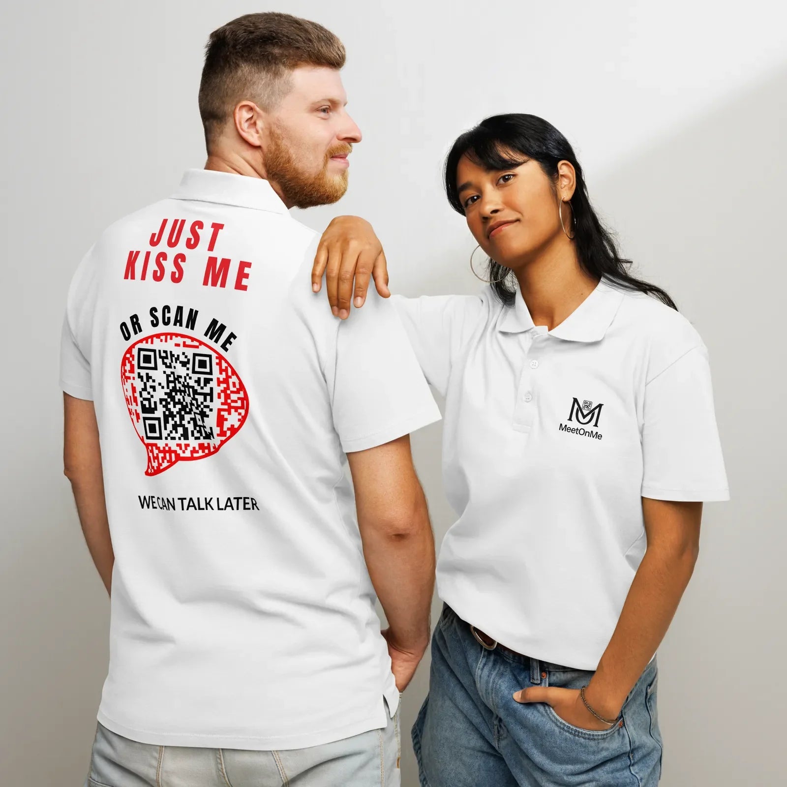 Polo QR Code connecté Le Plan B – porté par un homme et une femme