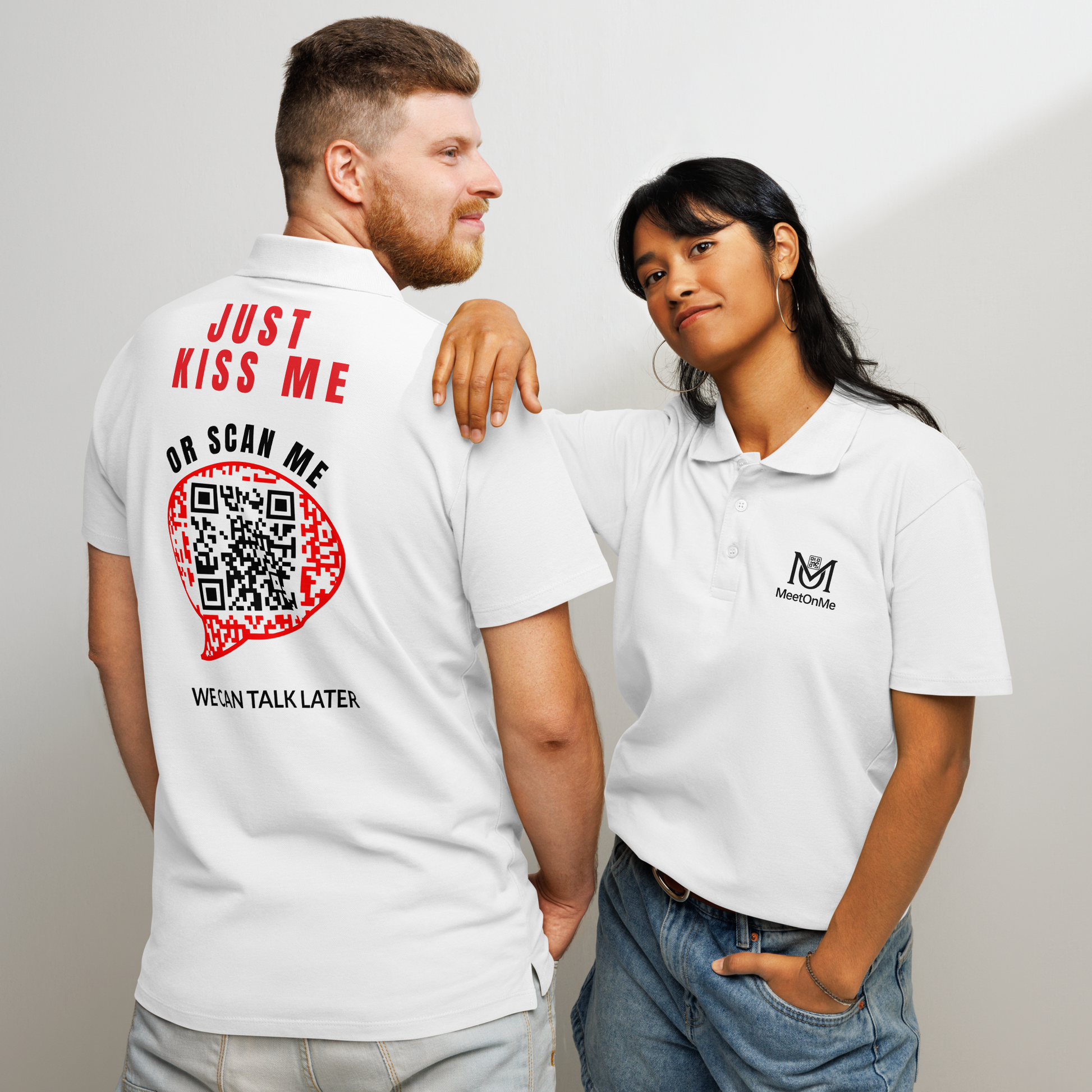 Polo QR Code connecté Le Plan B – porté par un homme et une femme
