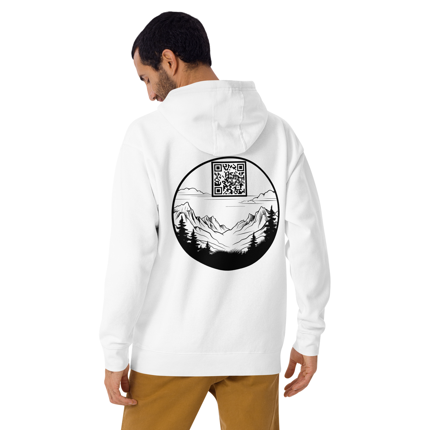 Sweat QR Code Le Montagnard blanc – porté par un homme, dos avec design montagne