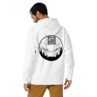 Sweat QR Code Le Montagnard blanc – porté par un homme, dos avec design montagne