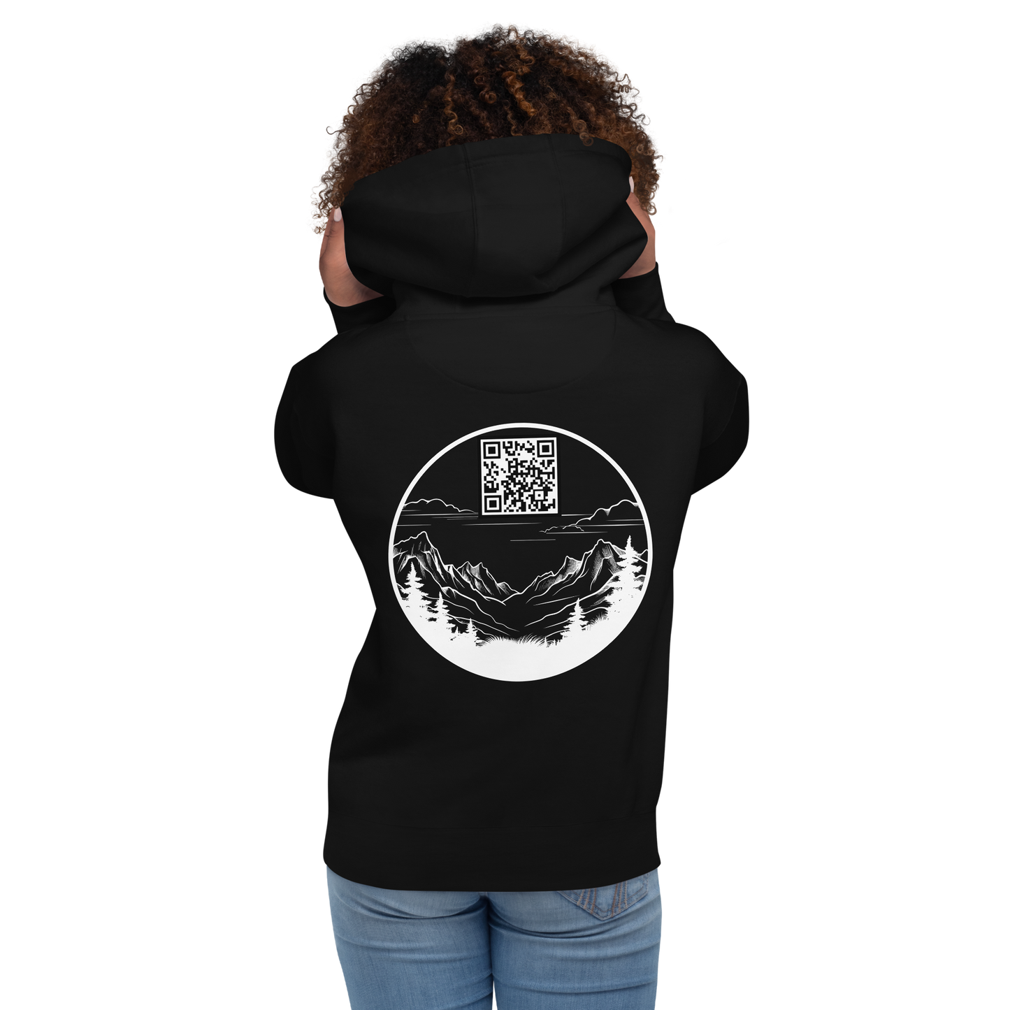 Sweat QR Code Le Montagnard noir – porté de dos, QR code et montagne stylisée