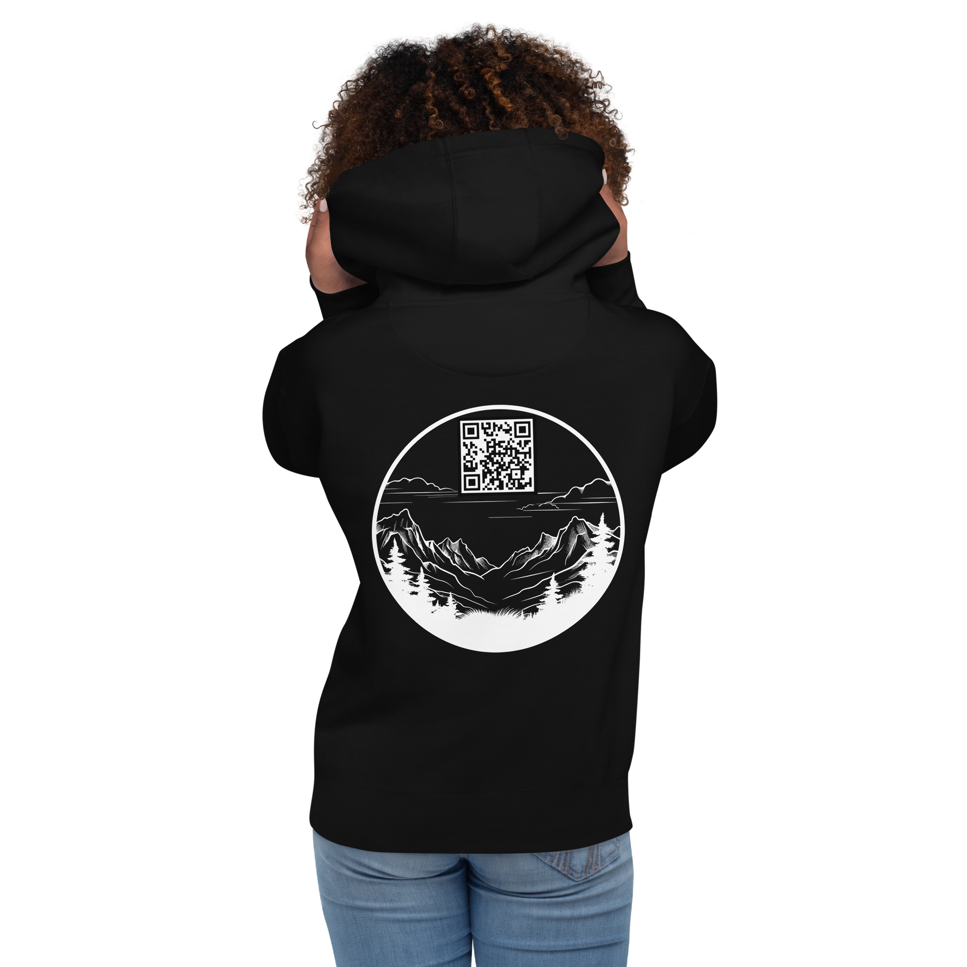Sweat QR Code Le Montagnard noir – porté de dos, QR code et montagne stylisée
